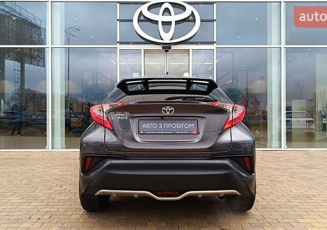 Серый Тойота C-HR, объемом двигателя 1.99 л и пробегом 150 тыс. км за 16385 $, фото 3 на Automoto.ua