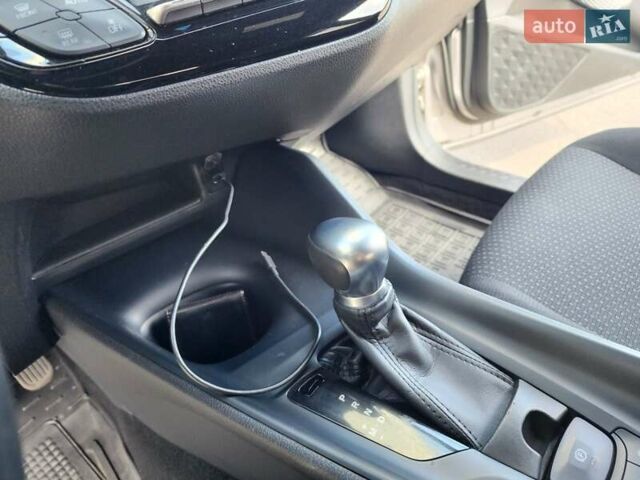 Серый Тойота C-HR, объемом двигателя 1.99 л и пробегом 86 тыс. км за 18600 $, фото 8 на Automoto.ua