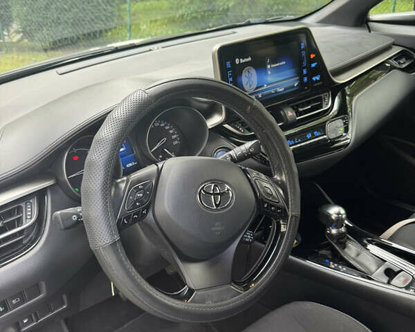 Серый Тойота C-HR, объемом двигателя 1.8 л и пробегом 120 тыс. км за 20000 $, фото 7 на Automoto.ua