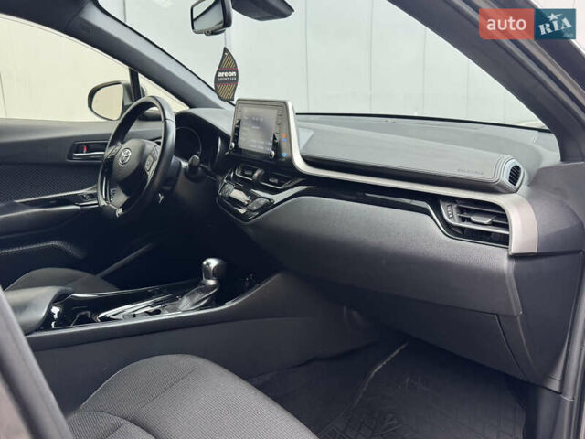 Серый Тойота C-HR, объемом двигателя 1.99 л и пробегом 136 тыс. км за 19300 $, фото 62 на Automoto.ua