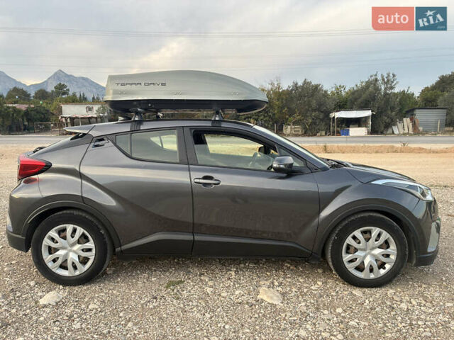 Серый Тойота C-HR, объемом двигателя 1.99 л и пробегом 60 тыс. км за 17900 $, фото 1 на Automoto.ua