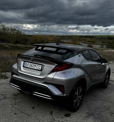 Серый Тойота C-HR, объемом двигателя 2 л и пробегом 99 тыс. км за 27000 $, фото 3 на Automoto.ua