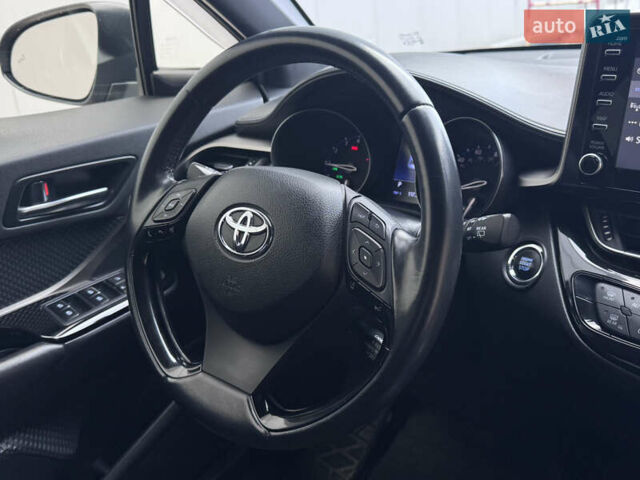 Серый Тойота C-HR, объемом двигателя 1.99 л и пробегом 136 тыс. км за 19300 $, фото 76 на Automoto.ua