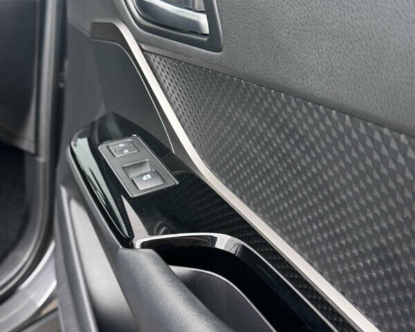 Серый Тойота C-HR, объемом двигателя 1.99 л и пробегом 136 тыс. км за 19300 $, фото 71 на Automoto.ua