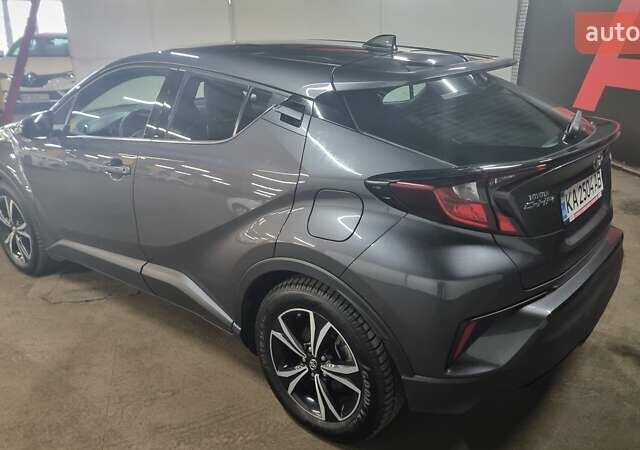 Сірий Тойота C-HR, об'ємом двигуна 1.8 л та пробігом 86 тис. км за 23800 $, фото 3 на Automoto.ua