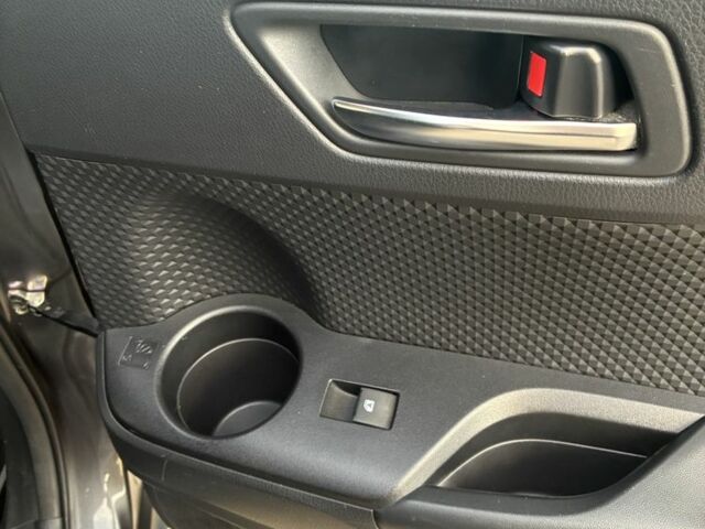 Серый Тойота C-HR, объемом двигателя 2 л и пробегом 58 тыс. км за 18000 $, фото 10 на Automoto.ua