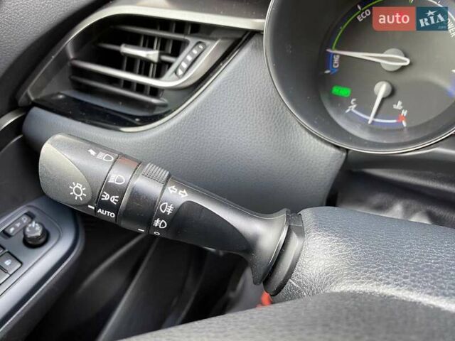 Серый Тойота C-HR, объемом двигателя 1.8 л и пробегом 128 тыс. км за 21300 $, фото 20 на Automoto.ua