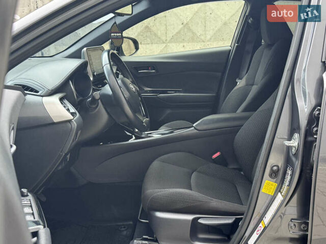 Серый Тойота C-HR, объемом двигателя 1.99 л и пробегом 136 тыс. км за 19300 $, фото 58 на Automoto.ua