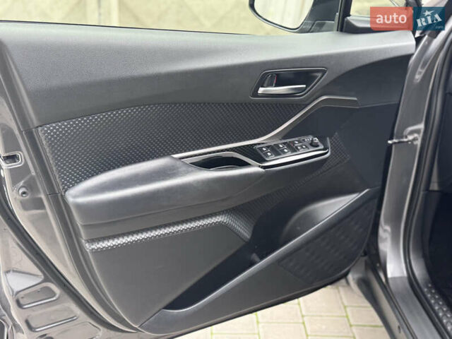 Серый Тойота C-HR, объемом двигателя 1.99 л и пробегом 136 тыс. км за 19300 $, фото 54 на Automoto.ua