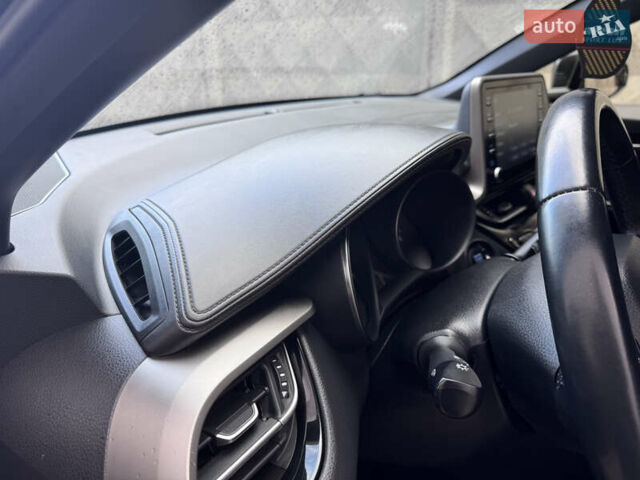 Серый Тойота C-HR, объемом двигателя 1.99 л и пробегом 136 тыс. км за 19300 $, фото 92 на Automoto.ua