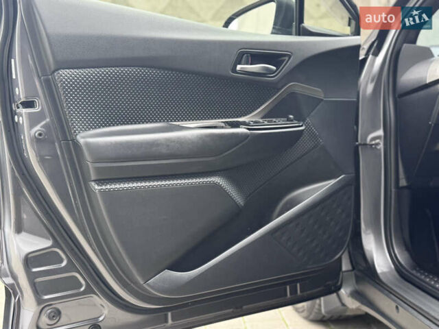 Серый Тойота C-HR, объемом двигателя 1.99 л и пробегом 136 тыс. км за 19300 $, фото 52 на Automoto.ua