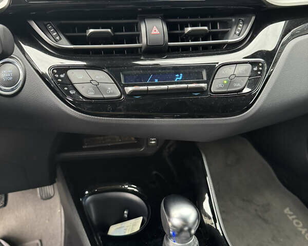 Серый Тойота C-HR, объемом двигателя 1.2 л и пробегом 12 тыс. км за 26500 $, фото 3 на Automoto.ua