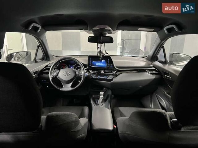 Тойота C-HR 2019 у Чернівцях на Automoto.ua Сірий Тойота C-HR, об'ємом двигуна 1.8 л та пробігом 99 тис. км за 27000 $, фото 7 на Automoto.ua