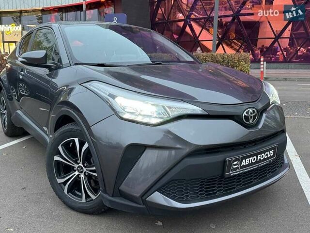 Серый Тойота C-HR, объемом двигателя 2 л и пробегом 57 тыс. км за 20990 $, фото 1 на Automoto.ua