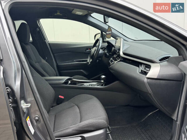 Серый Тойота C-HR, объемом двигателя 1.99 л и пробегом 136 тыс. км за 19300 $, фото 63 на Automoto.ua
