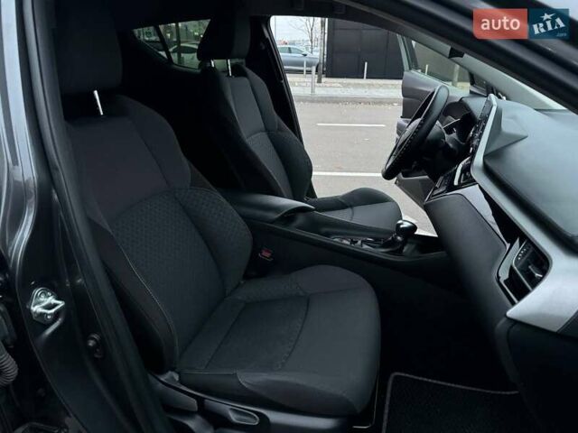 Серый Тойота C-HR, объемом двигателя 2 л и пробегом 57 тыс. км за 20990 $, фото 9 на Automoto.ua