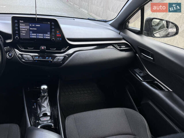 Серый Тойота C-HR, объемом двигателя 1.99 л и пробегом 136 тыс. км за 19300 $, фото 91 на Automoto.ua