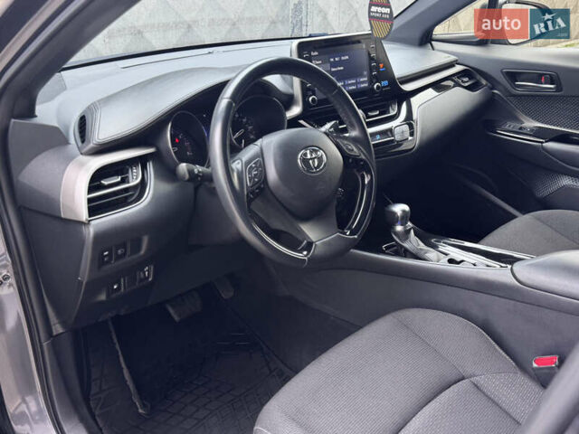 Серый Тойота C-HR, объемом двигателя 1.99 л и пробегом 136 тыс. км за 19300 $, фото 51 на Automoto.ua
