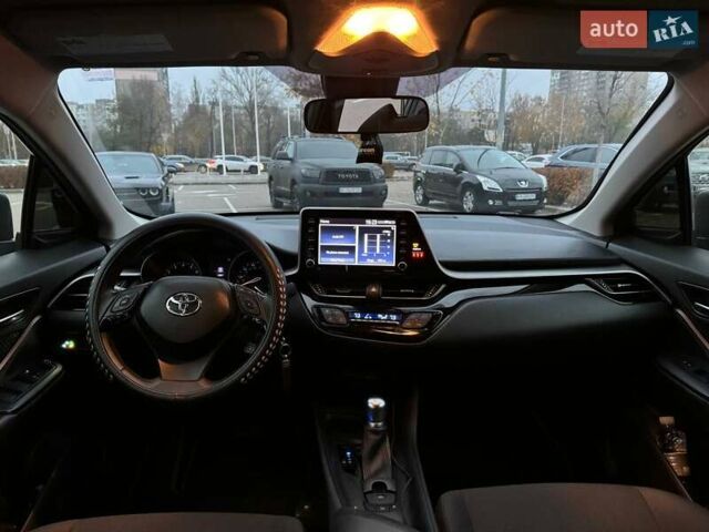 Серый Тойота C-HR, объемом двигателя 2 л и пробегом 57 тыс. км за 20990 $, фото 21 на Automoto.ua