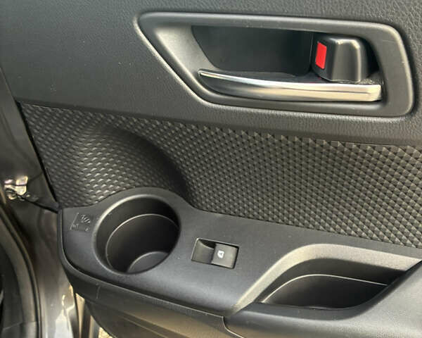 Серый Тойота C-HR, объемом двигателя 1.99 л и пробегом 60 тыс. км за 17900 $, фото 7 на Automoto.ua