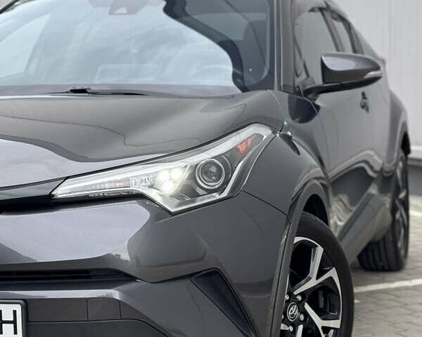 Серый Тойота C-HR, объемом двигателя 1.99 л и пробегом 136 тыс. км за 19300 $, фото 3 на Automoto.ua