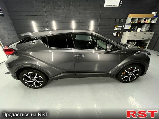 Серый Тойота C-HR, объемом двигателя 1.8 л и пробегом 16 тыс. км за 28000 $, фото 4 на Automoto.ua