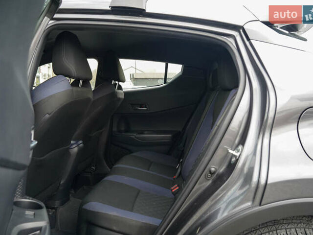 Серый Тойота C-HR, объемом двигателя 2 л и пробегом 28 тыс. км за 22400 $, фото 27 на Automoto.ua