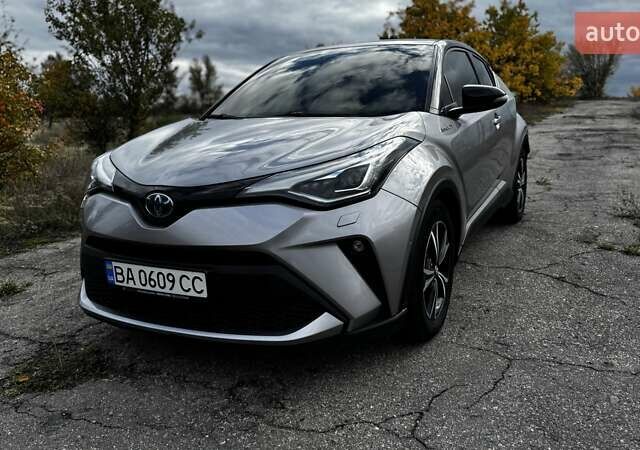 Серый Тойота C-HR, объемом двигателя 2 л и пробегом 99 тыс. км за 27000 $, фото 1 на Automoto.ua