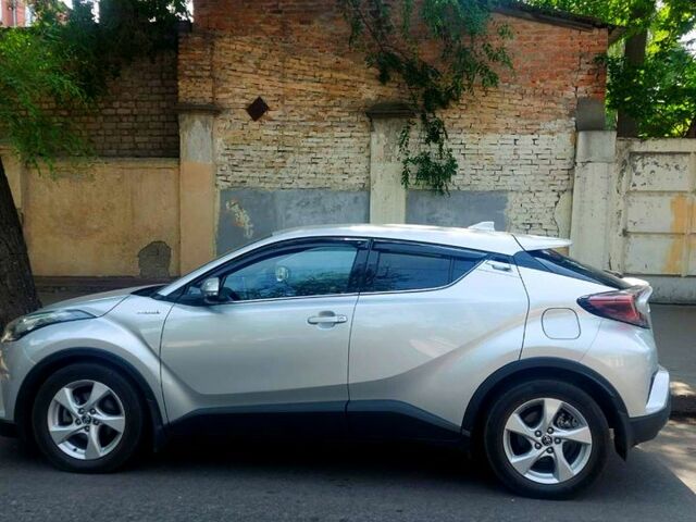 Серый Тойота C-HR, объемом двигателя 1.8 л и пробегом 60 тыс. км за 28800 $, фото 2 на Automoto.ua