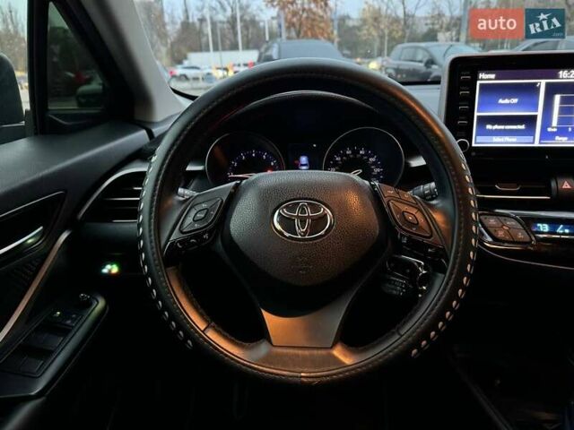 Серый Тойота C-HR, объемом двигателя 2 л и пробегом 57 тыс. км за 20990 $, фото 17 на Automoto.ua