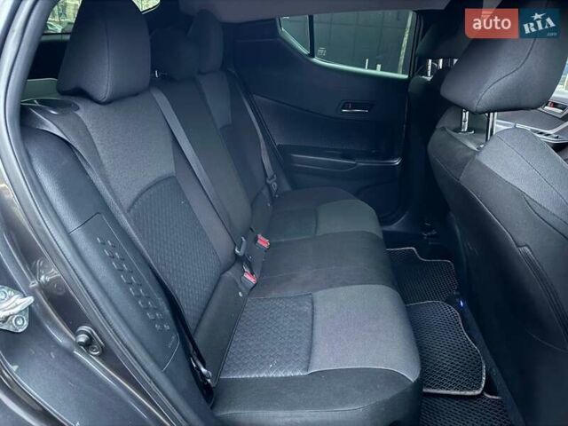 Серый Тойота C-HR, объемом двигателя 2 л и пробегом 57 тыс. км за 20990 $, фото 10 на Automoto.ua
