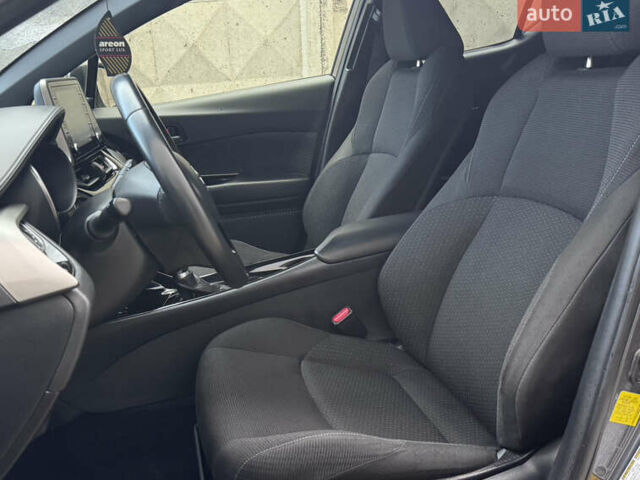 Серый Тойота C-HR, объемом двигателя 1.99 л и пробегом 136 тыс. км за 19300 $, фото 99 на Automoto.ua