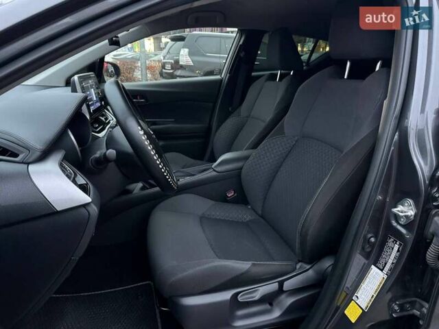 Серый Тойота C-HR, объемом двигателя 2 л и пробегом 57 тыс. км за 20990 $, фото 7 на Automoto.ua