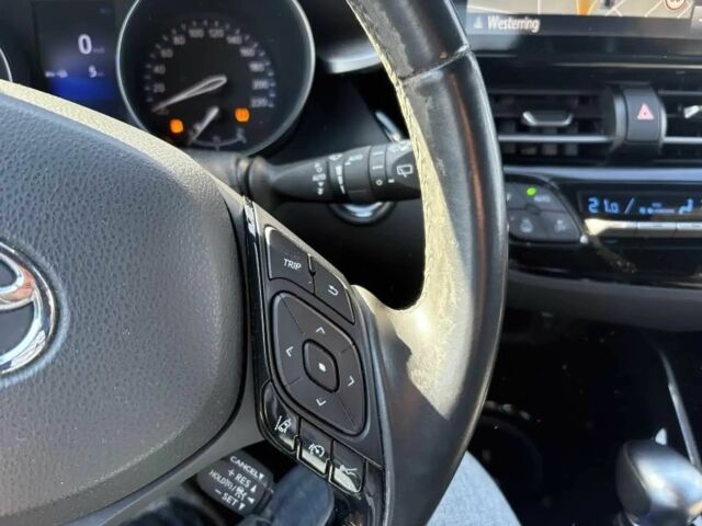 Серый Тойота C-HR, объемом двигателя 1.8 л и пробегом 64 тыс. км за 13600 $, фото 12 на Automoto.ua