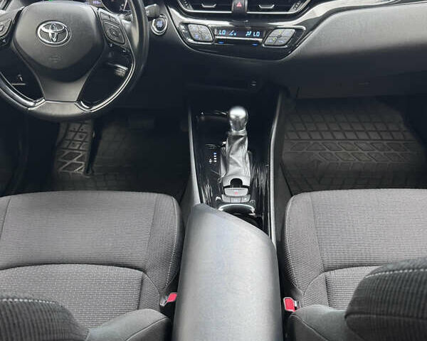 Серый Тойота C-HR, объемом двигателя 1.99 л и пробегом 136 тыс. км за 19300 $, фото 95 на Automoto.ua