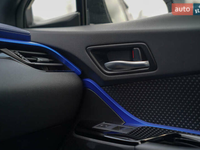 Серый Тойота C-HR, объемом двигателя 2 л и пробегом 28 тыс. км за 22400 $, фото 25 на Automoto.ua