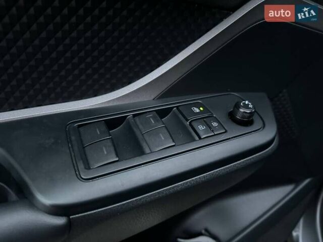 Серый Тойота C-HR, объемом двигателя 2 л и пробегом 57 тыс. км за 20990 $, фото 11 на Automoto.ua