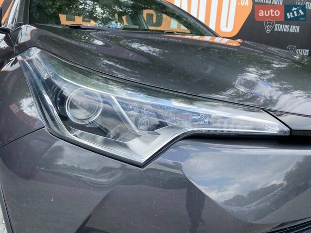Серый Тойота C-HR, объемом двигателя 1.8 л и пробегом 128 тыс. км за 21300 $, фото 3 на Automoto.ua