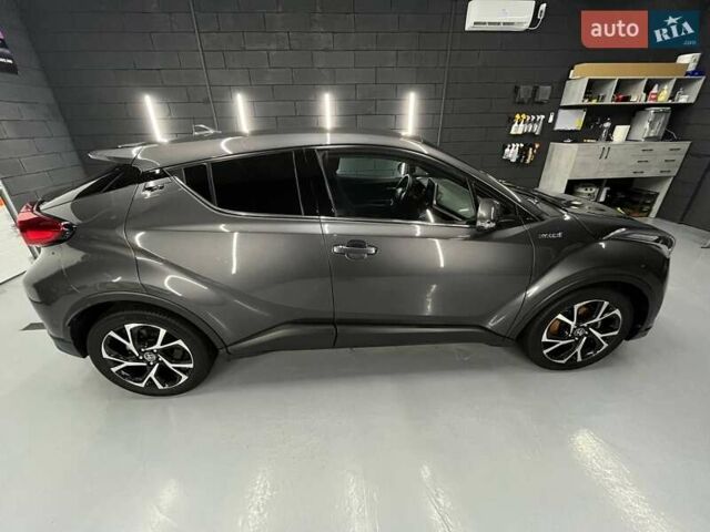 Серый Тойота C-HR, объемом двигателя 1.8 л и пробегом 16 тыс. км за 24999 $, фото 29 на Automoto.ua