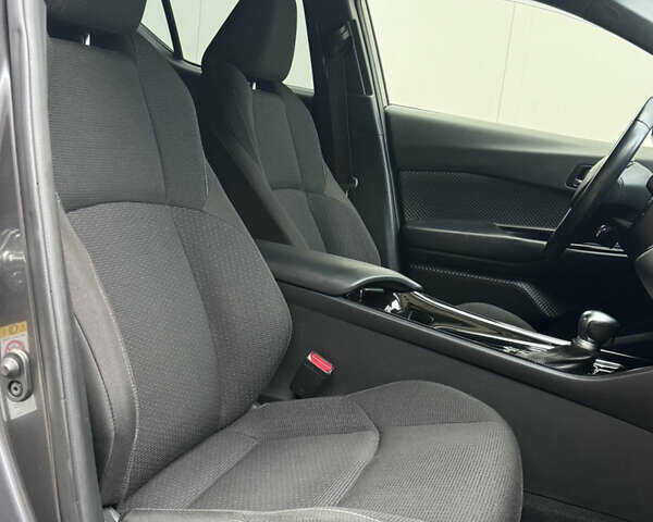 Серый Тойота C-HR, объемом двигателя 1.99 л и пробегом 136 тыс. км за 19300 $, фото 66 на Automoto.ua