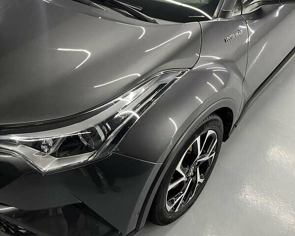 Серый Тойота C-HR, объемом двигателя 1.8 л и пробегом 16 тыс. км за 24999 $, фото 26 на Automoto.ua