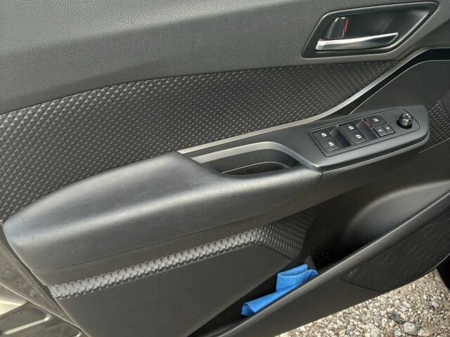 Серый Тойота C-HR, объемом двигателя 2 л и пробегом 58 тыс. км за 18000 $, фото 7 на Automoto.ua