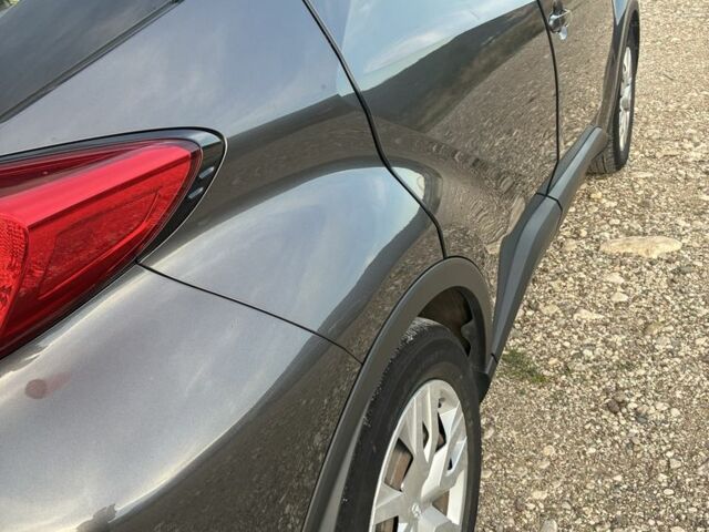 Серый Тойота C-HR, объемом двигателя 2 л и пробегом 58 тыс. км за 18000 $, фото 12 на Automoto.ua