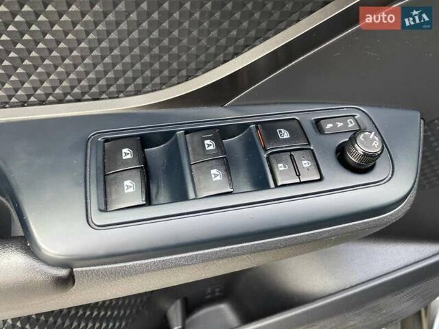 Серый Тойота C-HR, объемом двигателя 1.8 л и пробегом 128 тыс. км за 21300 $, фото 13 на Automoto.ua