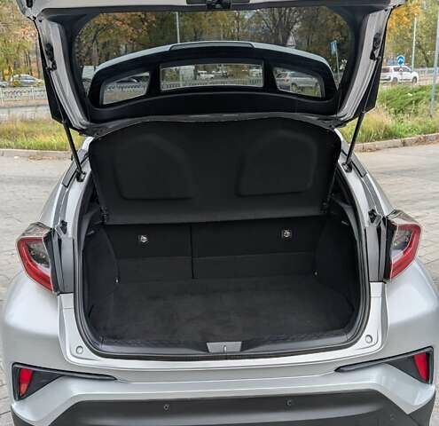Тойота C-HR 2019 в Киеве на Automoto.ua Серый Тойота C-HR, объемом двигателя 1.8 л и пробегом 133 тыс. км за 21500 $, фото 9 на Automoto.ua