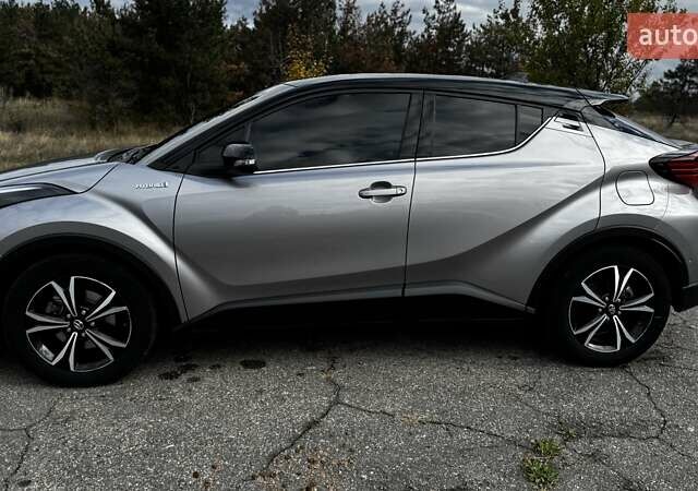 Серый Тойота C-HR, объемом двигателя 2 л и пробегом 99 тыс. км за 27000 $, фото 2 на Automoto.ua