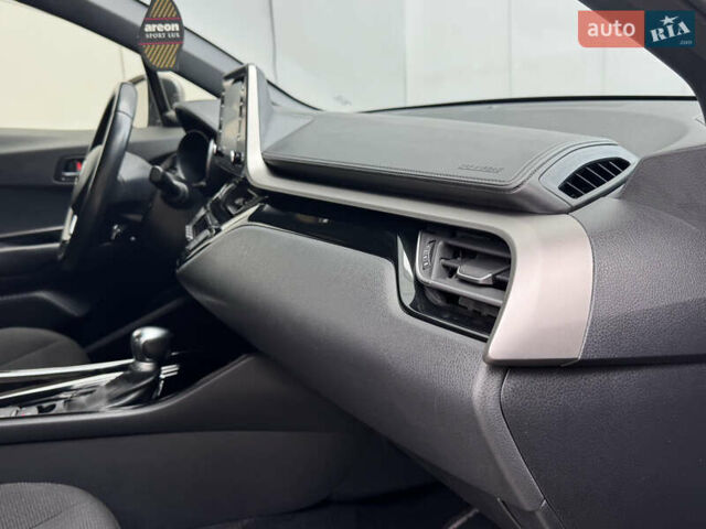 Серый Тойота C-HR, объемом двигателя 1.99 л и пробегом 136 тыс. км за 19300 $, фото 61 на Automoto.ua