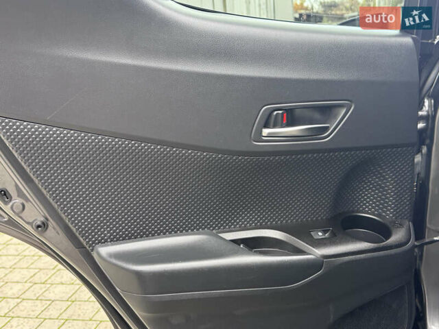 Серый Тойота C-HR, объемом двигателя 1.99 л и пробегом 136 тыс. км за 19300 $, фото 84 на Automoto.ua
