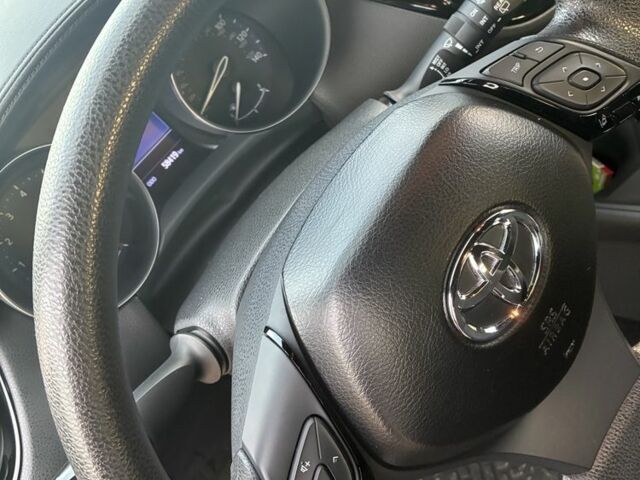 Серый Тойота C-HR, объемом двигателя 2 л и пробегом 58 тыс. км за 18000 $, фото 15 на Automoto.ua