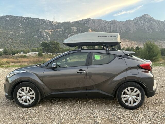 Серый Тойота C-HR, объемом двигателя 2 л и пробегом 58 тыс. км за 18000 $, фото 1 на Automoto.ua